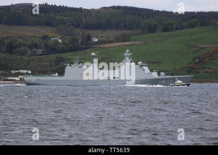 Le navire de commandement de la marine danoise Absalon KDM (L16), qui sont accompagnés par le bateau de la police MoD PRMM Lismore, à son arrivée pour faire de l'exercice 19 Bouclier formidable. Banque D'Images