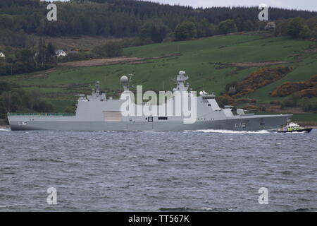 Le navire de commandement de la marine danoise Absalon KDM (L16), qui sont accompagnés par le bateau de la police MoD PRMM Lismore, à son arrivée pour faire de l'exercice 19 Bouclier formidable. Banque D'Images