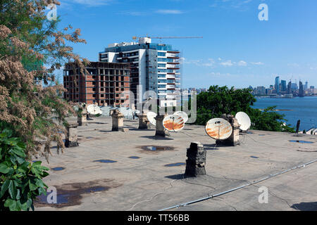 Une gamme d'antennes satellites sur l'ancien appartement de l'époque soviétique d'hébergement à l'arrière-plan de nouveaux immeubles sont construits à Baku, Azerbaïdjan. Banque D'Images