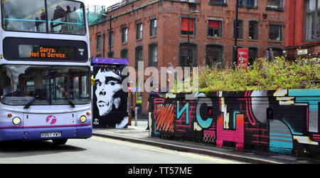 Stevenson Square, Manchester, UK, est de devenir un 'pop-up' du parc, le 19 juin 2019, à partir de 16h30 à 21h30, pour marquer la Journée de l'air pur le 20 juin. Les résidents sont la planification de l'événement et espérons inclure arbres temporaire, un espace conférenciers et d'activités sportives. Il est prévu de piétonniser certaines parties du nord de la trimestre, la zone qui comprend cette place et certaines personnes hall pour cette place d'être inclus à la rendre libre du trafic. Cette initiative arrive à un moment où les manifestations contre le changement climatique, le réchauffement climatique et la pollution atmosphérique sont en augmentation. Banque D'Images