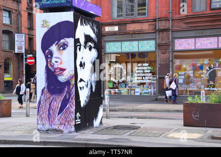 Stevenson Square, Manchester, UK, est de devenir un 'pop-up' du parc, le 19 juin 2019, à partir de 16h30 à 21h30, pour marquer la Journée de l'air pur le 20 juin. Les résidents sont la planification de l'événement et espérons inclure arbres temporaire, un espace conférenciers et d'activités sportives. Il est prévu de piétonniser certaines parties du nord de la trimestre, la zone qui comprend cette place et certaines personnes hall pour cette place d'être inclus à la rendre libre du trafic. Cette initiative arrive à un moment où les manifestations contre le changement climatique, le réchauffement climatique et la pollution atmosphérique sont en augmentation. Banque D'Images