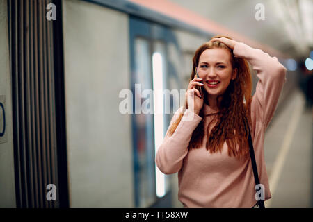 Jeune rousse positive portrait féminin. Métro de Moscou. Banque D'Images