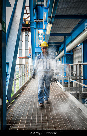 L'homme travaillant à Bahia las Minas centrale thermique. Colon, Panama. Banque D'Images