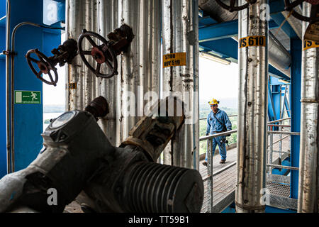 L'homme travaillant à Bahia las Minas centrale thermique. Colon, Panama. Banque D'Images