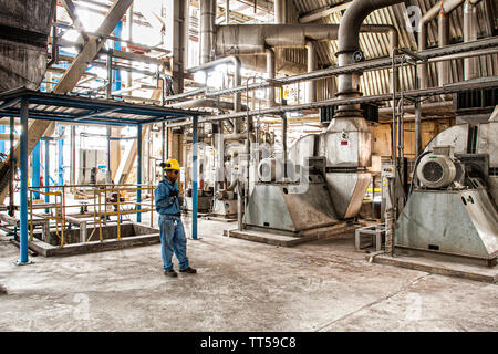 L'homme travaillant à Bahia las Minas centrale thermique. Colon, Panama. Banque D'Images