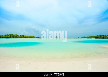 Maldives Island - 12 décembre 2016 : villas en bois au-dessus de l'eau de l'Océan Indien, nuageux et orageux paysage avant orage, Maldives island, 12 Banque D'Images