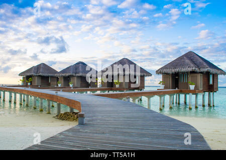 South Ari Atoll, Maldives Island - 16 juin 2017 : Beau paysage tropical sunset villas en bois avec dessus de l'eau de l'Océan Indien, les Maldives islan Banque D'Images