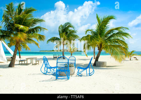 Chill zone salon avec une tente et un coin salon à l'hôtel de luxe sur la rive de l'Océan Indien, les Maldives Banque D'Images