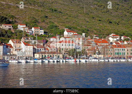 Front de mer de la ville/île de Vis, juste à côté de la côte croate. Fondée en 397 avant J.-C., elle est la plus ancienne ville de Croatie. Banque D'Images