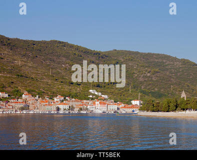 Front de mer de la ville/île de Vis, juste à côté de la côte croate. Fondée en 397 avant J.-C., elle est la plus ancienne ville de Croatie. Banque D'Images