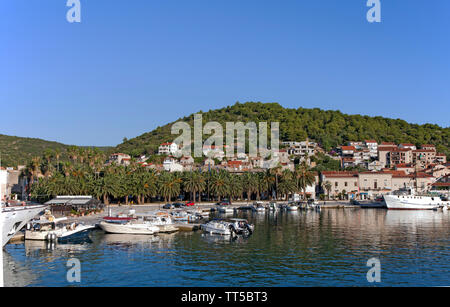 Front de mer de la ville/île de Vis, juste à côté de la côte croate. Fondée en 397 avant J.-C., elle est la plus ancienne ville de Croatie. Banque D'Images