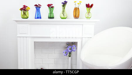 Cheminée avec de belles décorations dans la salle de séjour Banque D'Images