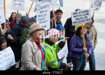 À l'appui de chant Counterprotesters Rep. Ilhan Omar à Bellevue, Washington le samedi, 25 mai, 2019. Les Patriotes du groupe de Washington laisse la protestation contre le représentant qui était une garniture de CAIR-WA Ramadan fundraiser. Banque D'Images