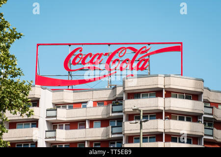 Berlin, Allemagne - juin 2019 : un système électronique de signalisation publicité pour 'Coca Cola' Company dans le quartier de Mitte à Berlin Banque D'Images