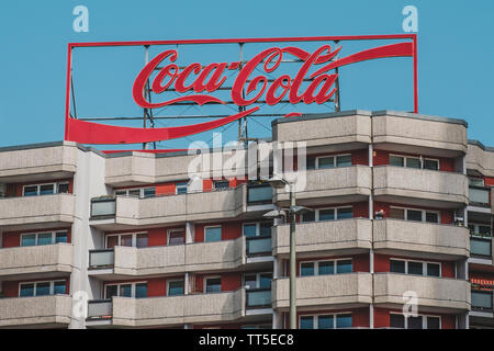 Berlin, Allemagne - juin 2019 : Le logo Coca Cola lettres néon publicité sur le toit du bâtiment à Berlin, Allemagne Banque D'Images