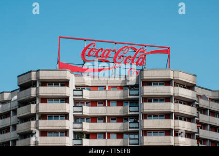 Berlin, Allemagne - juin 2019 : Le logo Coca Cola lettres néon publicité sur le toit du bâtiment à Berlin, Allemagne Banque D'Images