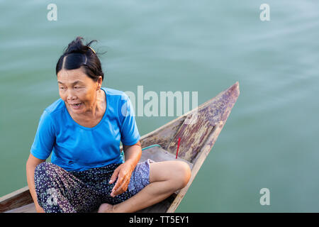 Seule femme vietnamienne en bateau flottant dans la rivière Thu Bon, Hoi An, Quang Nam Province, Vietnam, Asie Banque D'Images