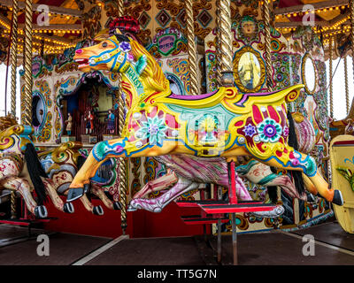 Classic un manège de chevaux de bois à Brighton Pier Banque D'Images