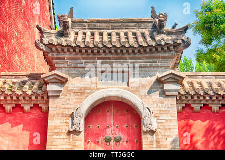 Une architecture chinoise gate menant au temple de Shaolin dans la ville de Dengfeng, province du Henan en Chine. Banque D'Images