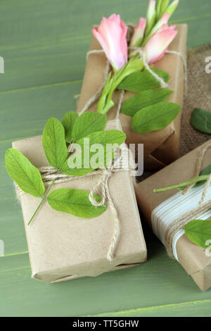 Style naturel handcrafted boîtes cadeaux avec des plantes fraîches et rustiques en bois, de la ficelle sur Banque D'Images