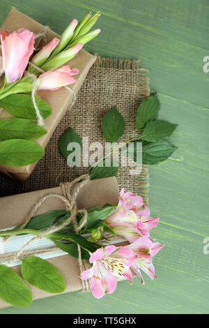 Style naturel handcrafted boîtes cadeaux avec des plantes fraîches et rustiques en bois, de la ficelle sur Banque D'Images