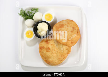 Afried borek appelé turkish cuisine préparée avec de la viande hachée crue, oignons, épices et servis avec des oeufs Banque D'Images