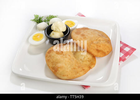 Afried borek appelé turkish cuisine préparée avec de la viande hachée crue, oignons, épices et servis avec des oeufs Banque D'Images