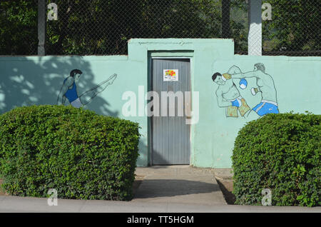 Le pavillon des sports municipaux dans le village de Guisa (province de Granma, dans le sud de Cuba), avec un panneau annonçant les activités en cours Banque D'Images