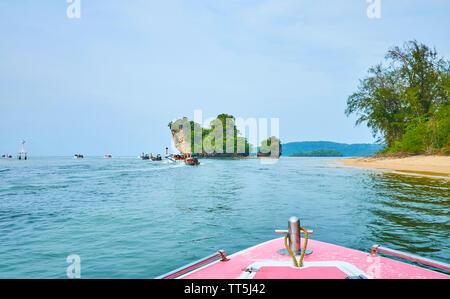 Profitez de la tour de l'île sur le bateau avec une vue sur le port de plaisance avec bateaux flottant étroit, Rocky Island et langue de sable, Ao Nang, Krabi, Thaïlande Banque D'Images