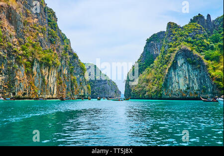 Les eaux émeraude de Pileh Bay Lagoon, situé entre les falaises de calcaire de Phi Phi Leh, l'île de Krabi, Thaïlande Banque D'Images