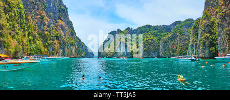 PHIPHI LEH, THAÏLANDE - 27 avril 2019 : Panorama de la baie pittoresque de Pileh, entouré de grands rochers de Phi Phi Leh, l'île verdoyante, sur l'Ap Banque D'Images