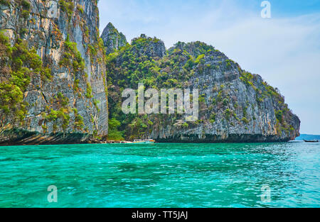 Regardez les falaises inaccessibles de l'île de Phi Phi Leh, entouré par des eaux émeraude de la mer d'Andaman, Krabi, Thaïlande Banque D'Images