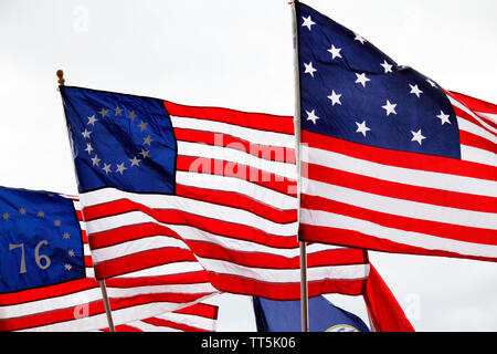Philadelphia, PA, USA - 14 juin 2019 : des drapeaux américains historiques sont envoyés par avion pour commémorer le Jour du drapeau au Centre National de la Constitution, à Philadelphie, Pennsylvanie. Credit : OOgImages/Alamy Live News Banque D'Images