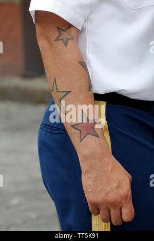 Philadelphia, PA, USA - 14 juin 2019 : les tatouages d'étoiles sont visibles sur le bras d'un militaire américain au cours de cérémonies du Jour du drapeau à l'Independence National Historical Park, à Philadelphie, Pennsylvanie. Credit : OOgImages/Alamy Live News Banque D'Images