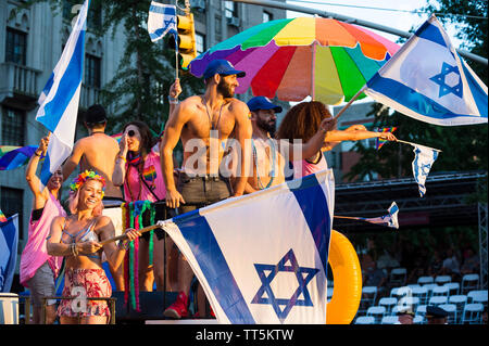 NEW YORK - 25 juin 2017 : Les participants vague des drapeaux israéliens sur un flotteur dans la Gay Pride Parade annuelle qui passe par Greenwich Village. Banque D'Images