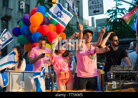 NEW YORK - 25 juin 2017 : Les participants vague des drapeaux israéliens sur un flotteur dans la Gay Pride Parade annuelle qui passe par Greenwich Village. Banque D'Images