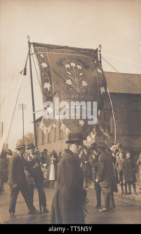 Vintage Début xxe siècle Carte postale photographique montrant un Mars. Grande banderole qui aura lieu en altitude pour la United Methodist Zion de l'école du dimanche Blackley. Banque D'Images