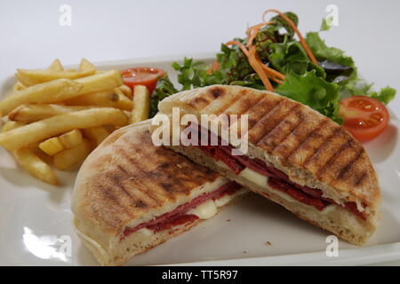 Télévision pain cuit sur une crêpière toast style turc de la cuisine l'alimentation de rue avec accompagnements Banque D'Images