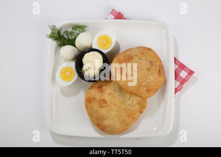 Afried borek appelé turkish cuisine préparée avec de la viande hachée crue, oignons, épices et servis avec des oeufs Banque D'Images