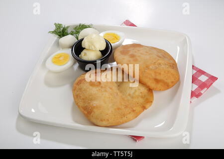 Afried borek appelé turkish cuisine préparée avec de la viande hachée crue, oignons, épices et servis avec des oeufs Banque D'Images