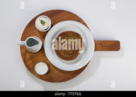 Une pâtisserie, avec une texture semblable à celle de shredded wheat appelé tel kadayif dessert turc Banque D'Images