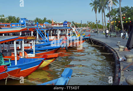 Hoi An, Vietnam - 03 juin, 2019 ; Restaurant coloré, et bateaux de touristes sur la rivière Hoi An, Vietnam Banque D'Images