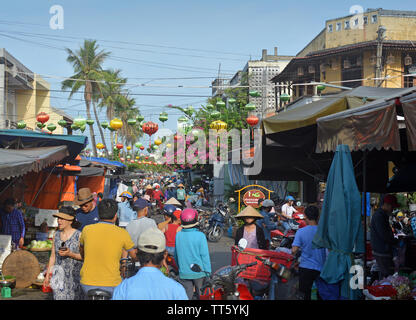 Hoi An, Vietnam - 03 juin, 2019 ; Hoi An colorés, Fruits Légumes Viande et poisson sur le marché un matin occupé. Banque D'Images