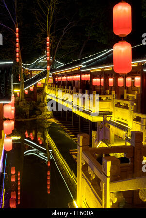 WUHAN HUBEI/-CHINE - 01 AVRIL 2019 -- Le paysage de nuit à Wuhan East Lake Sakura Garden. Cet édifice est situé au lac de l'Est Sakura garden. Pour trave Banque D'Images