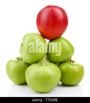 Les pommes juteuses en forme de pyramide isolated on white Banque D'Images