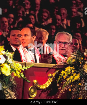 Le projecteur est sur Prince Albert II et le Prince Rainier III à la 15e Festival International du Cirque de Monte Carlo qui a eu lieu en 1990 dans la Principauté de Monaco sur la côte d'Azur en Europe. Le célèbre festival a été créé en 1974 par feu le Prince Rainier qui avait une passion pour le cirque et voulait mettre en valeur et d'honorer ses meilleurs employés de partout dans le monde. Quand son père est mort en 2005 à l'âge de 81 ans après l'arrêt, la principauté depuis près de 56 ans, le Prince Albert II devient le monarque régnant de Monaco. Photographie historique. Banque D'Images