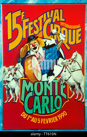 Un rouge lumineux affiche présentant les chevaux et un clown annonce le 15e Festival International du Cirque de Monte Carlo qui a eu lieu en 1990 dans la Principauté de Monaco sur la côte d'Azur en Europe. Le célèbre festival a été créé en 1974 par le Prince Rainier III qui avait une passion pour le cirque et voulait mettre en valeur et d'honorer ses meilleurs employés de partout dans le monde. L'événement se poursuit encore aujourd'hui et chaque janvier présente 25 des meilleurs numéros de cirque dans l'entreprise. Banque D'Images