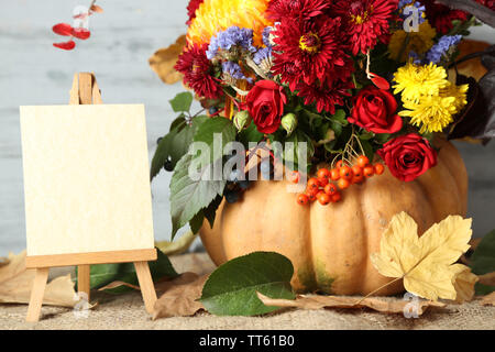 Belle composition d'automne avec du papier en blanc sur fond de bois Banque D'Images