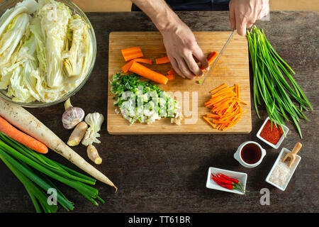 Différents aliments et ingrédients pour faire une bonne santé préférés épicé kimchee condiment coréen fermenté. Délicieux et colorés. Les mains gantées. Banque D'Images
