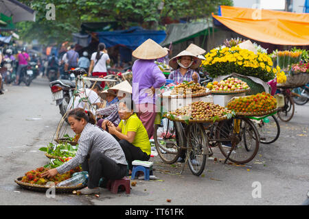 Groupe de femmes les vendeurs de fruits, vieux quartier, Hanoi, Vietnam, Asie Banque D'Images